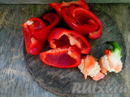 Болгарские перцы промойте под проточной водой, разрежьте на небольшие кусочки, удалите семенные коробочки.