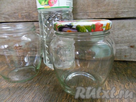 Банки для хранения заготовки я подготавливаю так: в чистую баночку наливаю уксус, закрываю крышкой и хорошо трясу. Затем содержимое сливаю в другую баночку и тоже трясу.
