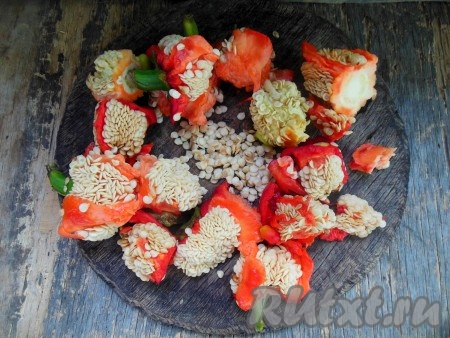 Семенную коробочку не выбрасывайте, из нее необходимо достать семена (они должны быть беленькими). Отложите 1,5-2 столовые ложки семян, мы их в дальнейшем добавим в заправку.&nbsp;В таких семенах содержится очень большое количество витаминов, к тому же они очень ароматные. Оставшиеся семена я не выбрасываю, а сушу их отдельно и зимой добавляю в качестве приправы к мясу, первым блюдам, рыбе. 
