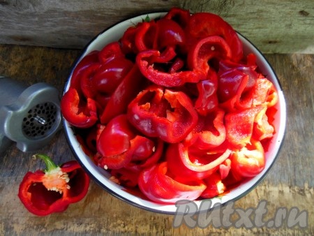 Кусочки очищенного болгарского перца пропустите через мясорубку.
