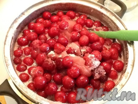 Оставляем на ночь, чтобы ягоды дали сок. Затем ставим кастрюлю на средний огонь, перемешиваем и доводим до кипения. 