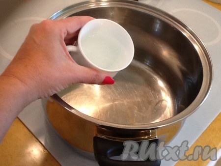 В кастрюлю для варки варенья наливаем воду и добавляем половину сахара, перемешиваем.