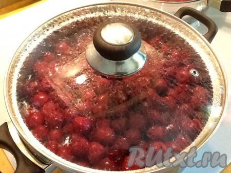 Снимаем кастрюлю с огня, накрываем крышкой и даём остыть. После этого снова ставим на огонь, доводим до кипения на среднем огне и варим наше вишнёвое варенье 5-7 минут. И опять оставляем для остывания. Таким образом, проделываем эту процедуру 3 раза.