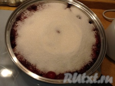 Выкладываем в кастрюлю вишню и сверху засыпаем оставшимся сахаром.