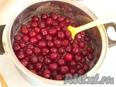 Выкладываем в кастрюлю вишню и сверху засыпаем оставшимся сахаром.