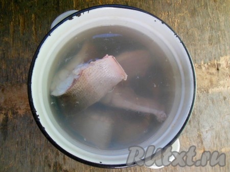 Вскипятите воду, положите в нее кусочки рыбы так, чтобы они полностью были покрыты водой, и проварите 1-2 минуты с момента закипания.