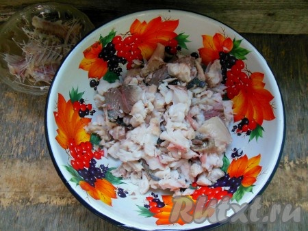 Отделите кусочки мякоти от костей. По желанию, можно удалить и кожу, но я ее не удаляю.