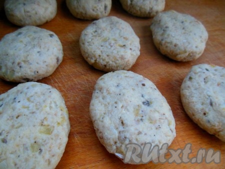 Хорошо перемешайте рыбный фарш и сразу же сформируйте небольшие котлеты, смачивая руки холодной водой. Масса хорошо лепится и не распадается.