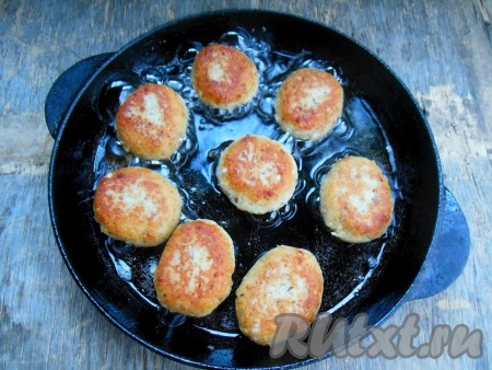 Котлеты из толстолобика выложите на сковороду, разогретую с растительным маслом, и обжарьте на небольшом огне с двух сторон до золотистого цвета.