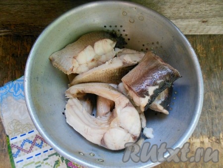 Переложите кусочки толстолобика в дуршлаг, дайте им полностью остыть.