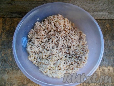 Можно пропустить рыбу с луком и булкой через мясорубку 2 раза.