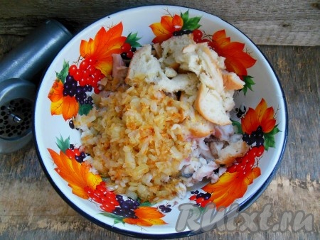 Пропустите через мясорубку мякоть рыбы, отжатый от бульона хлеб и жареный лук.