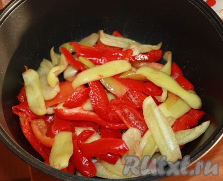 Болгарский перец вымыть, очистить от семян и нарезать полосками или кубиками.
