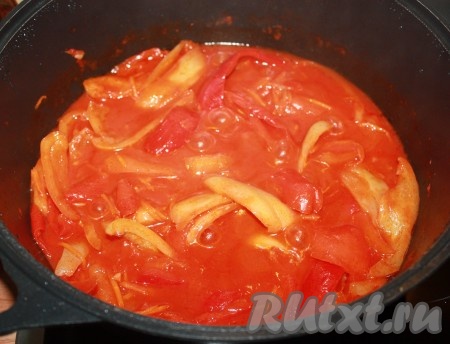 Затем добавить измельченный чеснок, сахар, соль, уксус, растительное масло, специи, нарезанную зелень, довести до кипения. После закипания проварить минут 15. Если перец нарежете мелкими кубиками, то варить после закипания 5 минут.