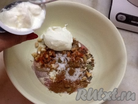 Перекладываем имбирь, чеснок и кардамон в не металлическую ёмкость. Добавляем гарам-масалу (или карри), острый молотый перец, соль и йогурт, перемешиваем получившийся маринад.