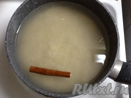 Рис промываем водой, добавляем палочку корицы, заливаем водой, солим и отвариваем до полуготовности (примерно, 5-7 минут). Воду сливаем и убираем рис в сторонку.