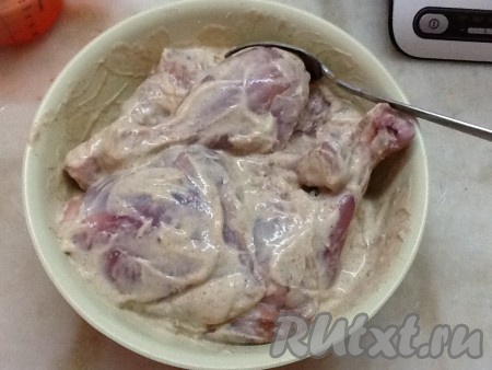 Разрезаем каждый куриный окорочок на две части и складываем в миску с маринадом, перемешиваем.