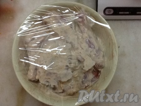 Накрываем плёнкой или крышкой и убираем в холодильник на 2-3 часа.