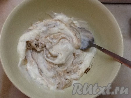 Перекладываем имбирь, чеснок и кардамон в не металлическую ёмкость. Добавляем гарам-масалу (или карри), острый молотый перец, соль и йогурт, перемешиваем получившийся маринад.