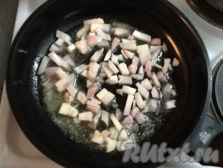 Нарезаем мелко очищенный лук и обжариваем его на сливочном масле, помешивая, до золотистого цвета.