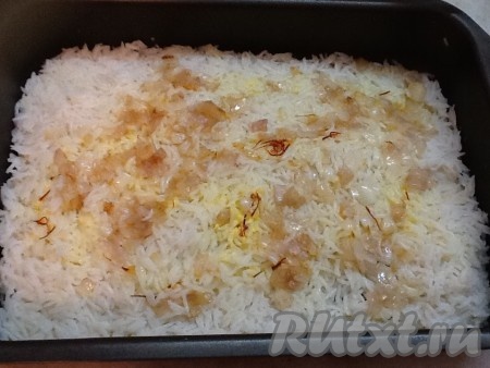 Сверху выкладываем жареный лук.