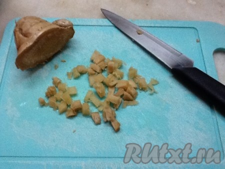 Для приготовления маринада нарезаем мелко имбирь и чеснок, очищаем кардамон от оболочек.