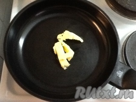 Нарезаем мелко очищенный лук и обжариваем его на сливочном масле, помешивая, до золотистого цвета.