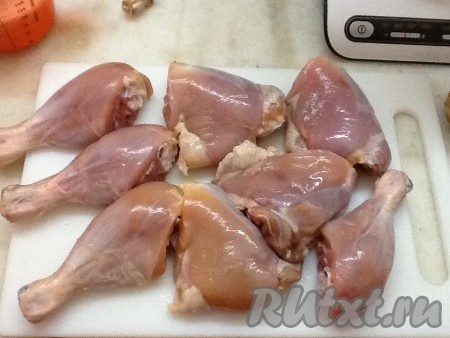 Разрезаем каждый куриный окорочок на две части и складываем в миску с маринадом, перемешиваем.