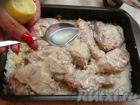 Достаём кусочки курицы из холодильника и укладываем поверх риса. Поливаем маринадом и соком лимона.