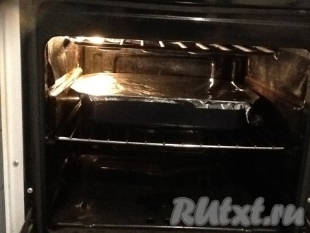Закрываем противень плотно фольгой и ставим в духовку, разогретую до 180 градусов, на 45 минут.
