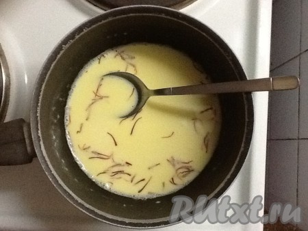 Молоко наливаем в небольшую ёмкость и добавляем шафран. Доводим до кипения и убираем в сторону.