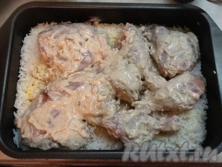 Достаём кусочки курицы из холодильника и укладываем поверх риса. Поливаем маринадом и соком лимона.