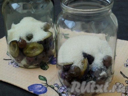 В каждую литровую банку насыпать по 100 грамм сахара (или немного меньше) и щепотку лимонной кислоты.
