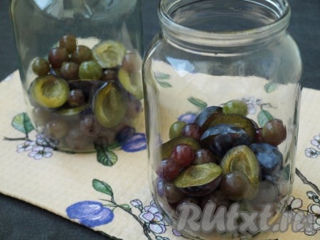 Разложить плоды поровну в чистые стерильные банки. Можно взять одну банку на 2 литра или две банки по 1 литру (я взяла 2 литровые банки).
