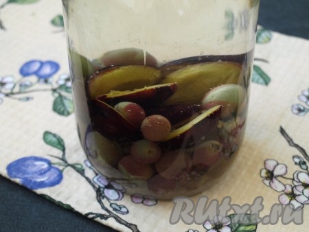 Вскипятить воду в кастрюле и крутым кипятком залить содержимое банок поочерёдно. Накрыть банки с компотом прокипячёнными крышками.
