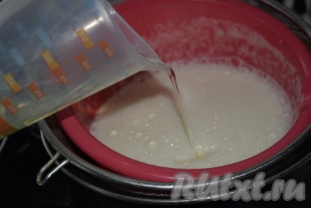 Затем, не выключая миксера, вливаем в смесь растительное масло, взбиваем 2-3 минуты и снимаем с водяной бани.

