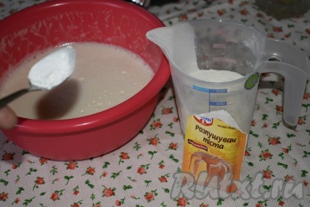 Добавляем в яичную смесь разрыхлитель, муку и крахмал.
