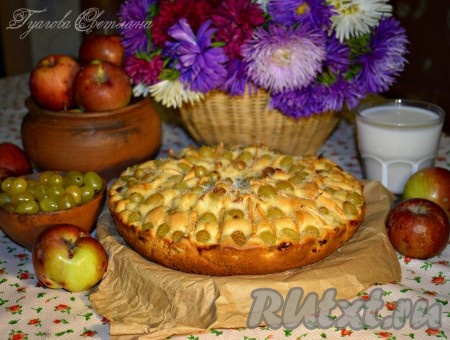 Пирог с виноградом и яблоками 