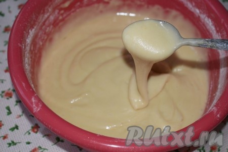 Хорошо вымешиваем тесто. Оно должно получиться не плотным, похожим на густую сметану.
