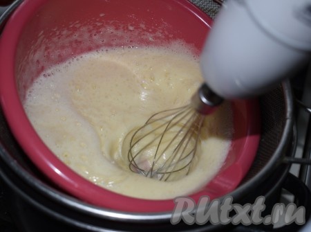 Начинаем взбивать венчиком яйца с сахаром до увеличения и побеления массы. Добавляем оставшийся сахар и продолжаем взбивать до его растворения. Общее время взбивания около 5-7 минут.
