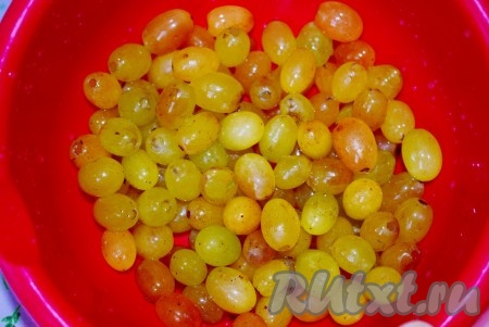 Виноград отделяем от кисточки.
