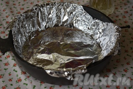 Застилаем форму для выпечки пергаментом или фольгой (у меня в роли формы выступает чугунная сковорода диаметром 22 см).
