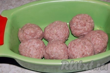 Сформировать из фарша с рисом тефтели и уложить их в форму для запекания.