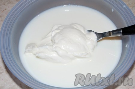 Для приготовления соуса соединить молоко со сметаной.