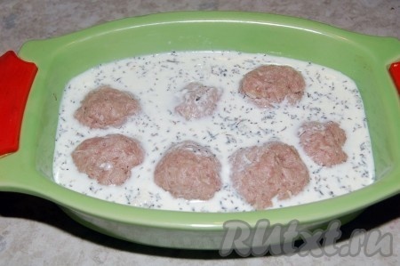 Залить полученным сметанным соусом тефтели и отправить запекаться&nbsp; в духовку, разогретую до 200 градусов, минут на 40.
