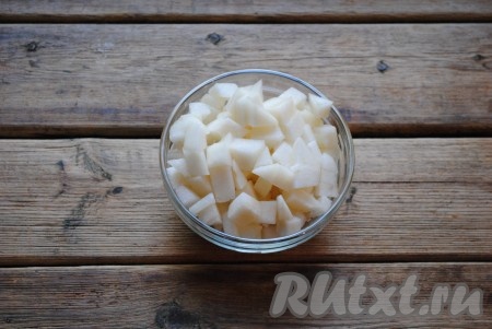 Сахар можно добавить сразу к грушам, а можно непосредственно во время формирования пирожков. 