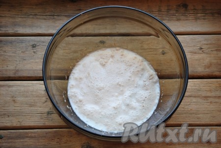 Дрожжи за это время должны активироваться и на поверхности появится пышная шапочка.
