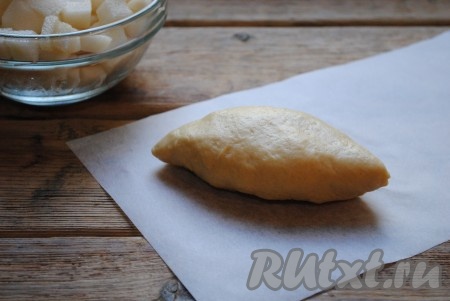 Сформировать из каждой части теста с грушами пирожок.&nbsp;
