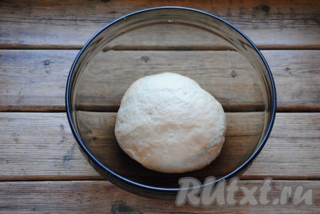 Затем частями подсыпая просеянную муку, замесить не липнущее к рукам, мягкое дрожжевое тесто. Миску смазать растительным маслом, поместить в неё тесто, накрыть полотенцем и оставить на 1-1,5 часа в тёплом месте.