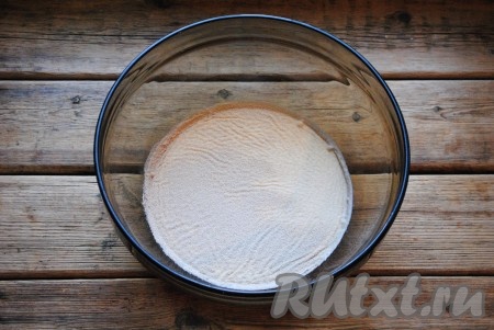 В тёплое молоко всыпать дрожжи и 1 столовую ложку сахара, перемешать и оставить минут на 10-15 в тёплом месте.